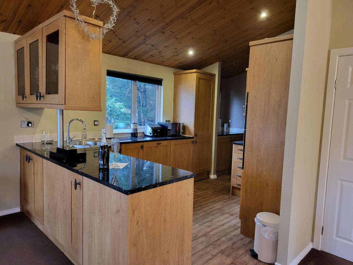 Cheerful 3 Bedroom Lodge At White Cross Bay Уиндермир Экстерьер фото