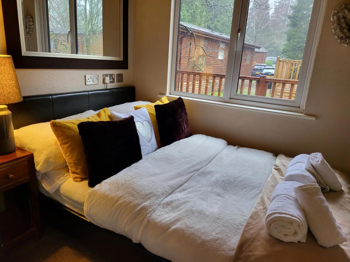 Cheerful 3 Bedroom Lodge At White Cross Bay Уиндермир Экстерьер фото