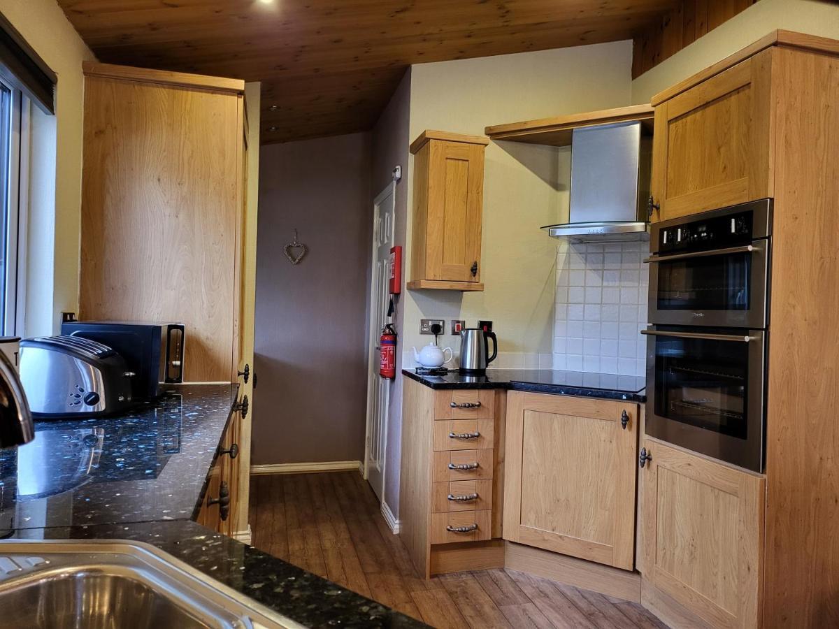 Cheerful 3 Bedroom Lodge At White Cross Bay Уиндермир Экстерьер фото