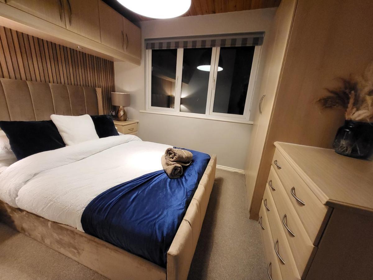 Cheerful 3 Bedroom Lodge At White Cross Bay Уиндермир Экстерьер фото
