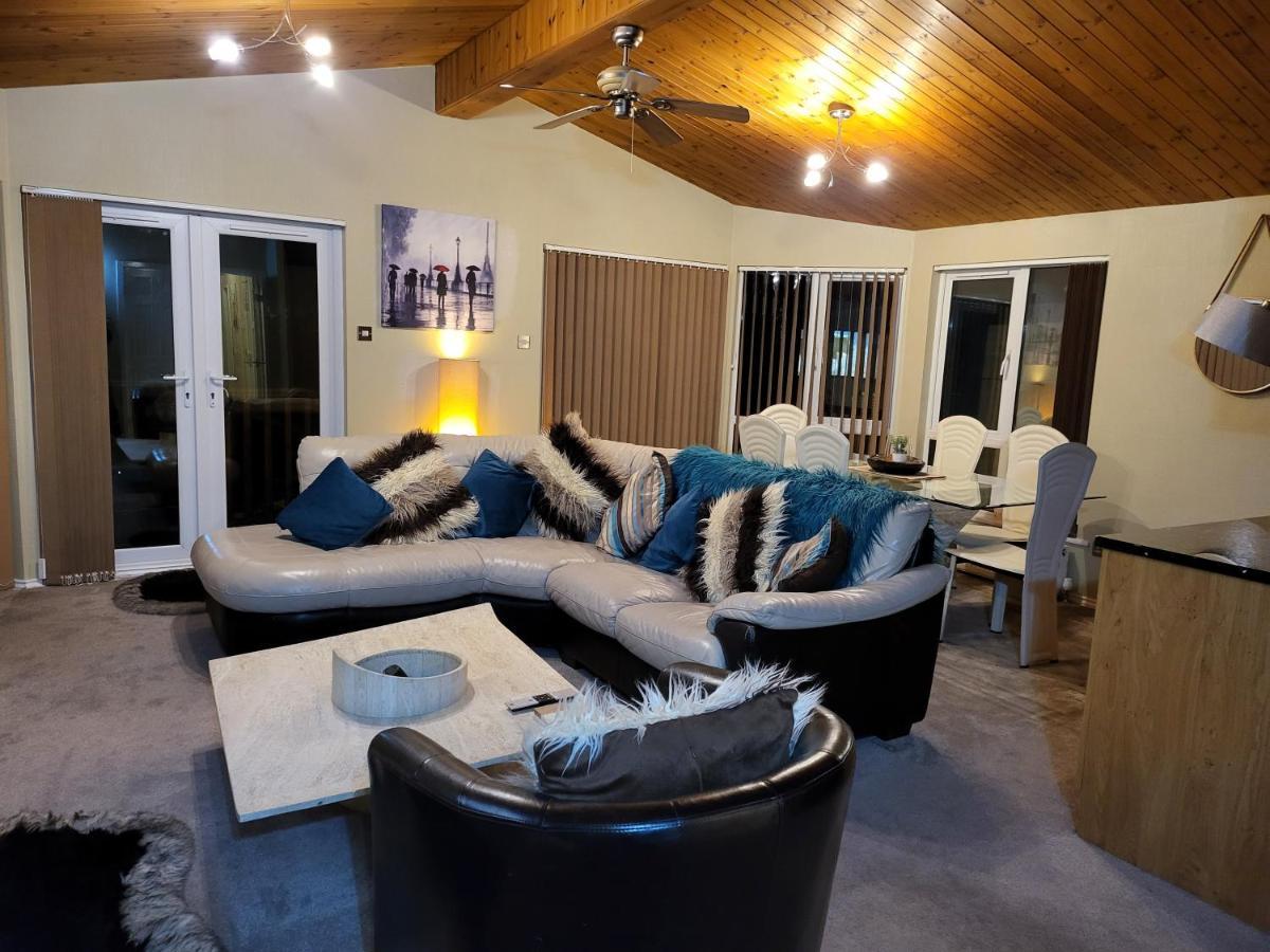 Cheerful 3 Bedroom Lodge At White Cross Bay Уиндермир Экстерьер фото